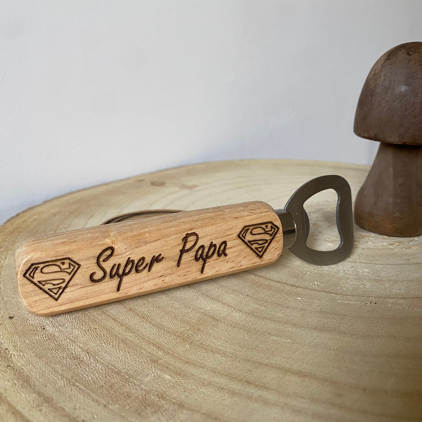 décapsuleur gravé bois avec message humoristique "super papa"