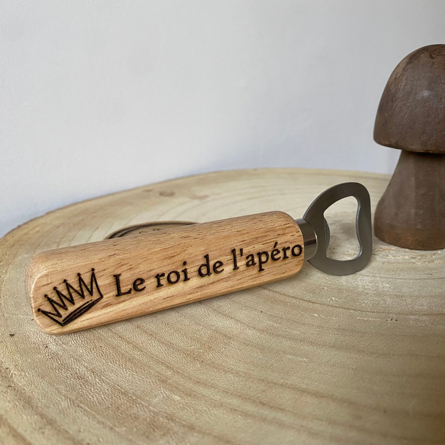 décapsuleur gravé bois avec message humoristique "le roi de l'apéro"