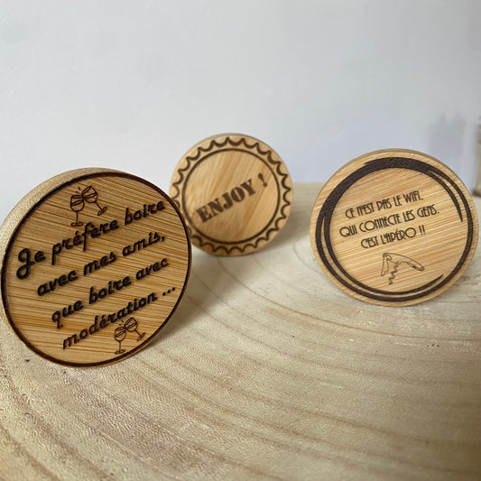 ensemble de décapsuleurs en bambou gravés, faces personnalisées visibles