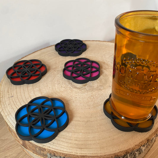 dessous de verre en bois peint avec verre posé dessus