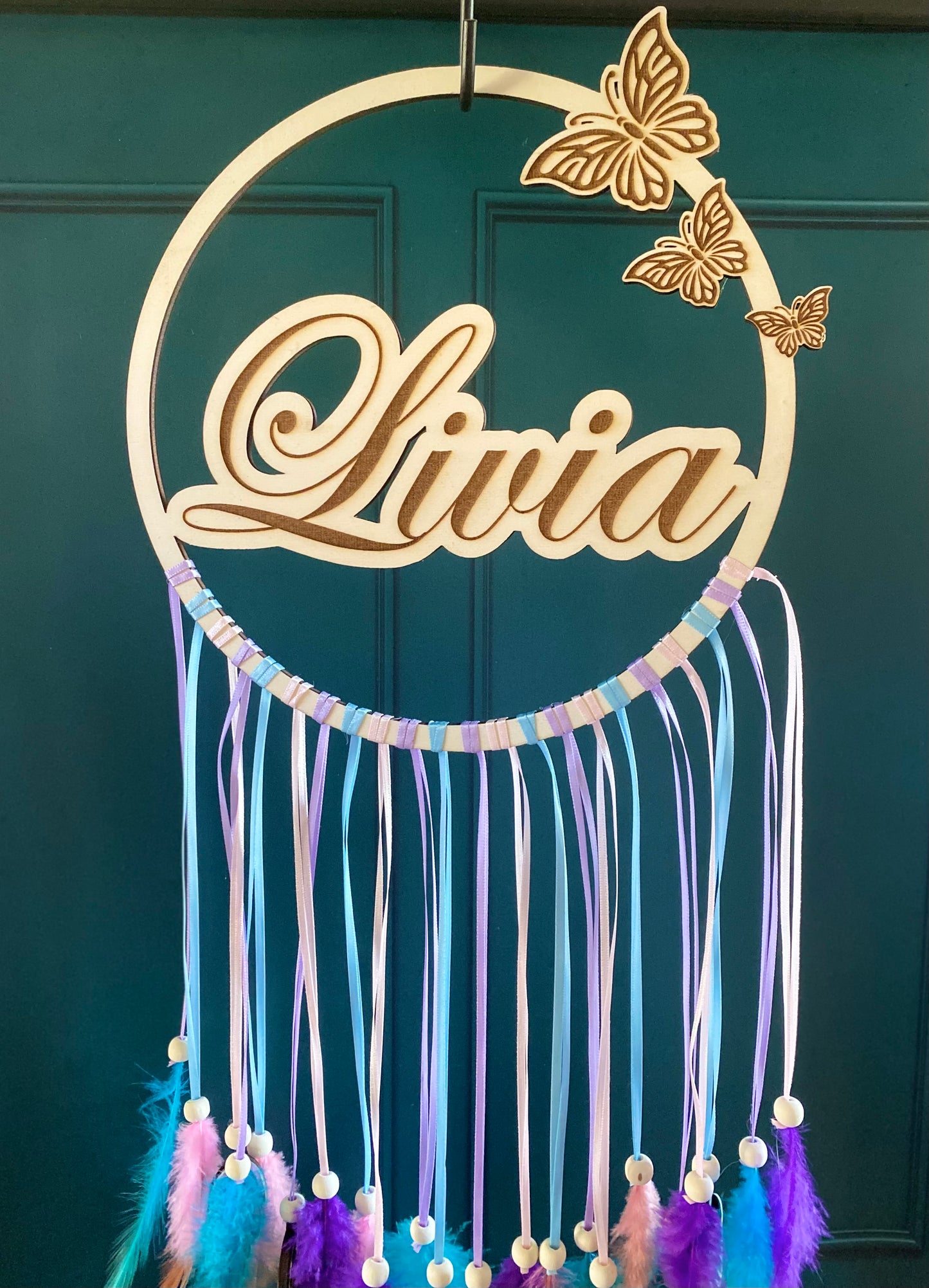 Cercle Personnalisé avec Prénom et Plumes Suspendues – Symbole Unique de Rêve et de Connexion | Grav’ & Vous