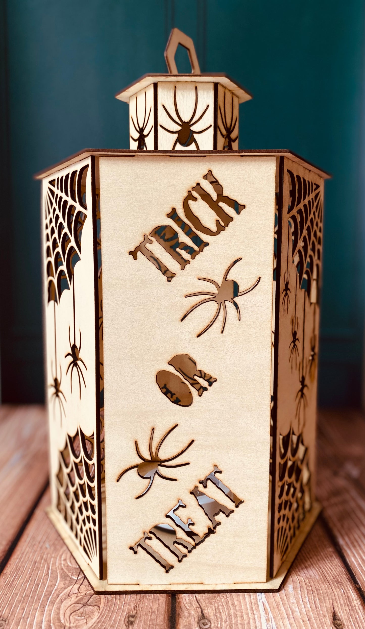 Lanterne en bois – Trick or Treat avec LED – Grav' & Vous🎃