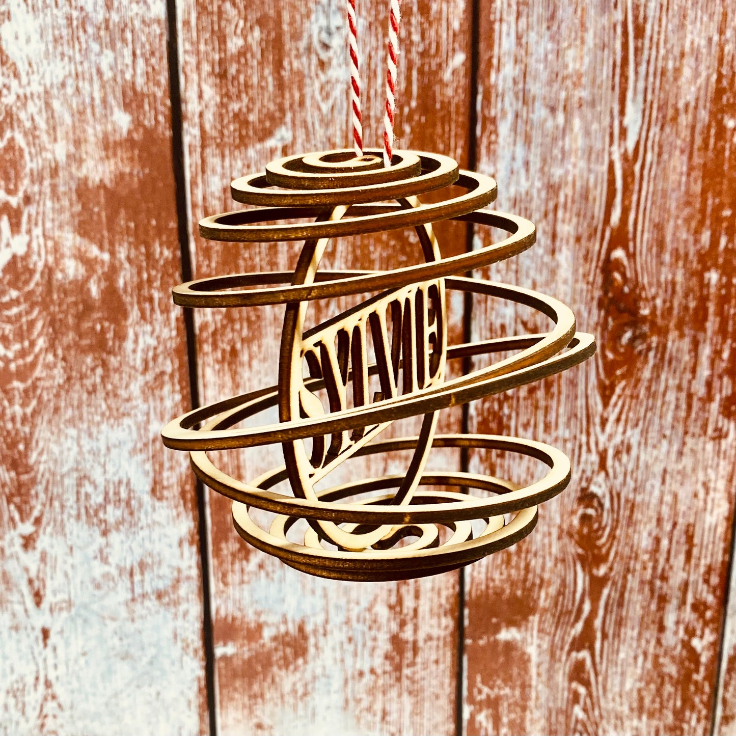 NOËL | Boule de Noël Spirale en Bois | Personnalisable avec Prénom | Grav' & Vous