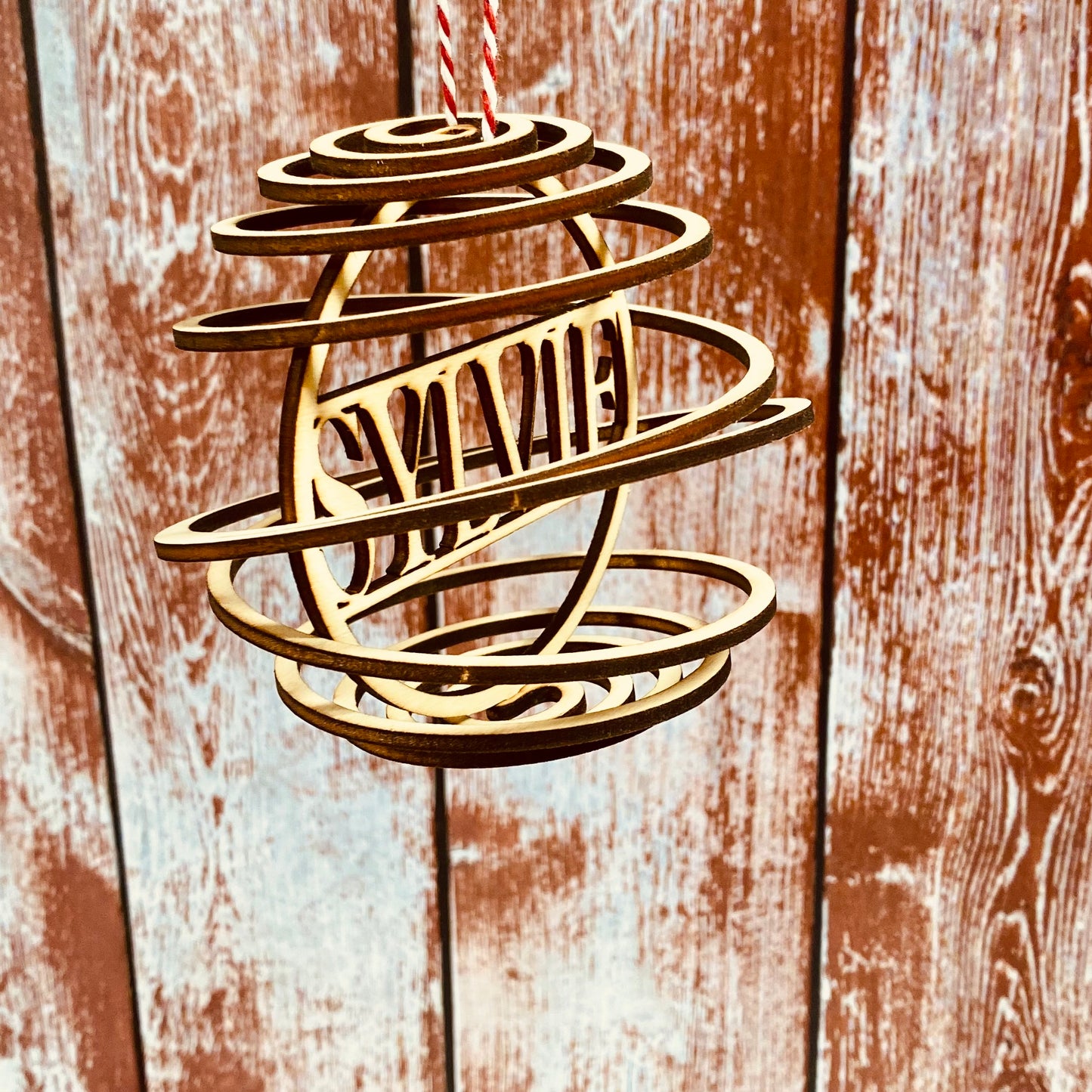 NOËL | Boule de Noël Spirale en Bois | Personnalisable avec Prénom | Grav' & Vous