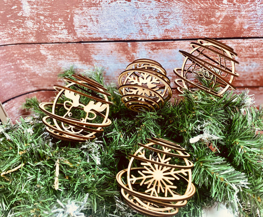 NOËL | Lot de 4 Boules de Noël Spirales en Bois – Flocon, Renne, Père Noël & Sucre d’Orge