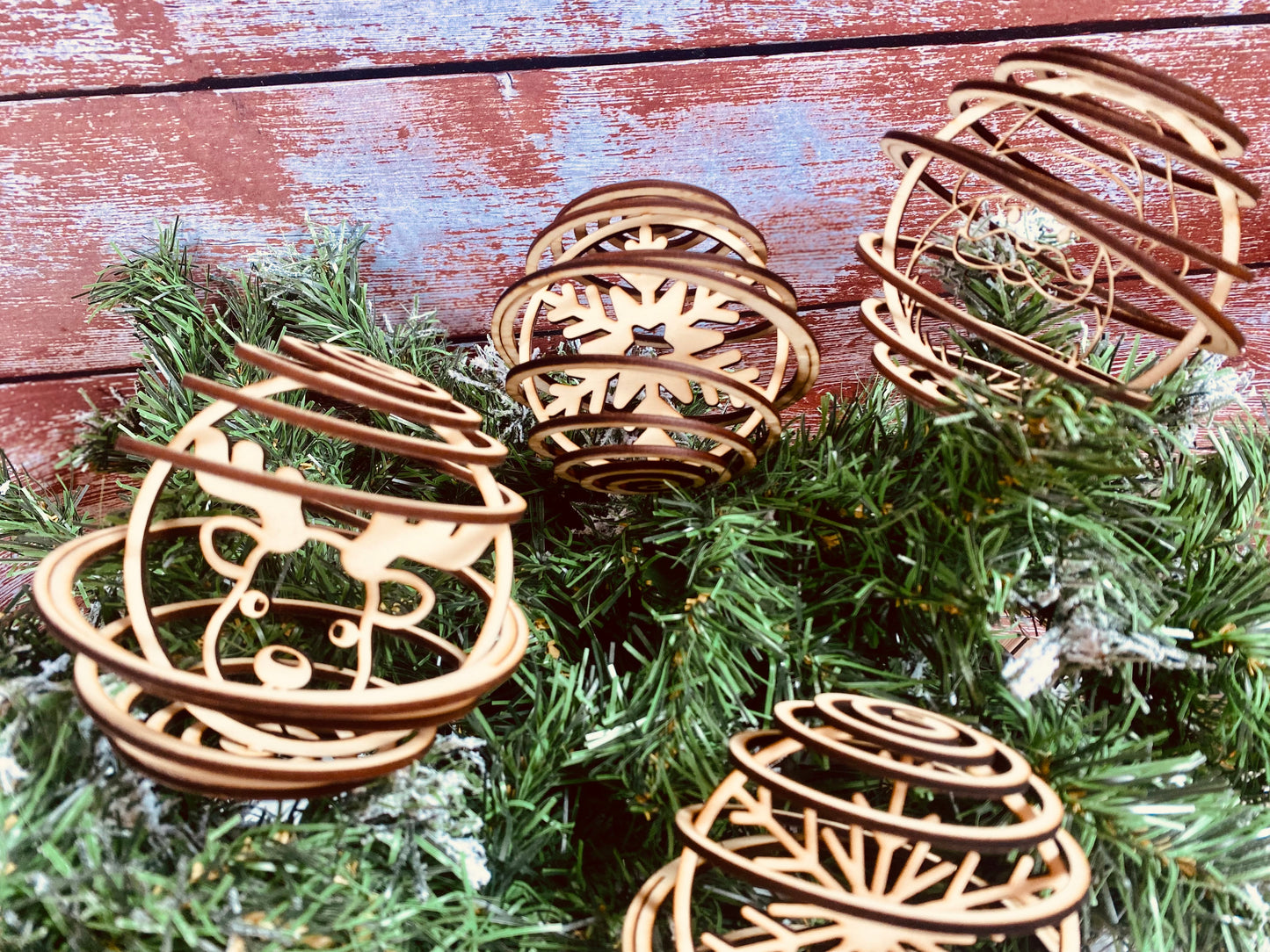 NOËL | Lot de 4 Boules de Noël Spirales en Bois – Flocon, Renne, Père Noël & Sucre d’Orge
