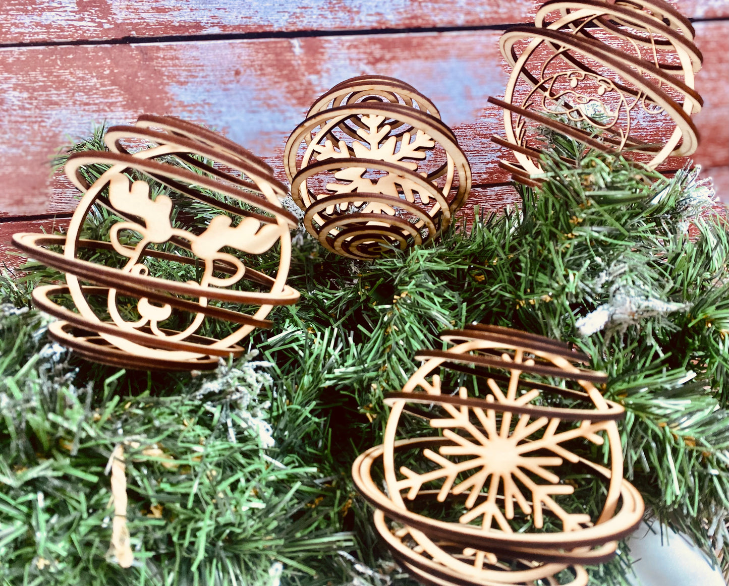 NOËL | Lot de 4 Boules de Noël Spirales en Bois – Flocon, Renne, Père Noël & Sucre d’Orge