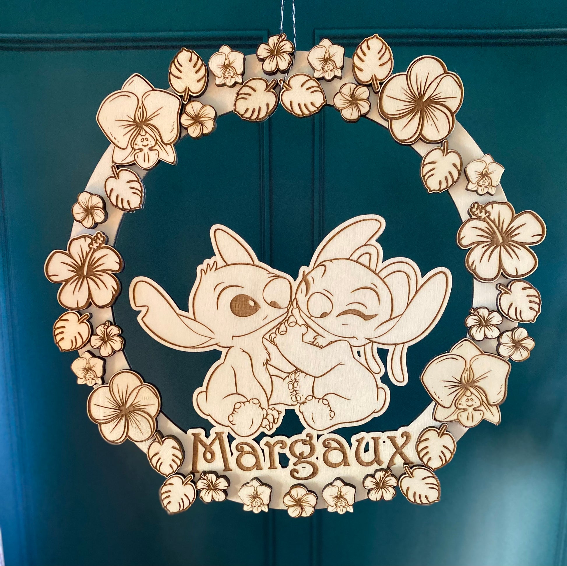décoration murale en bois avec fleurs hawaïennes, Stitch et prénom enfant gravé