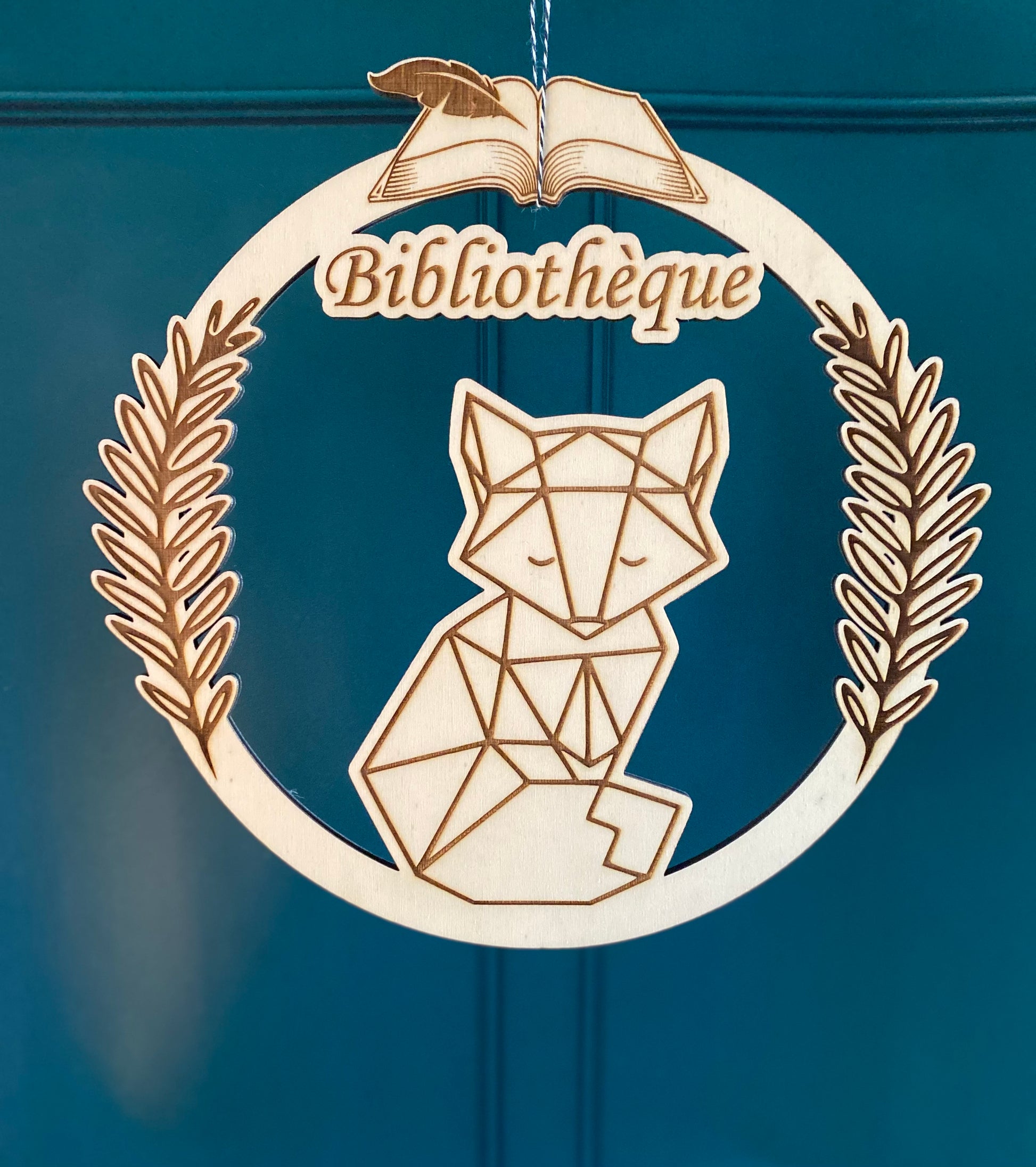 décoration murale en bois avec renard découpé et gravure "bibliothèque"