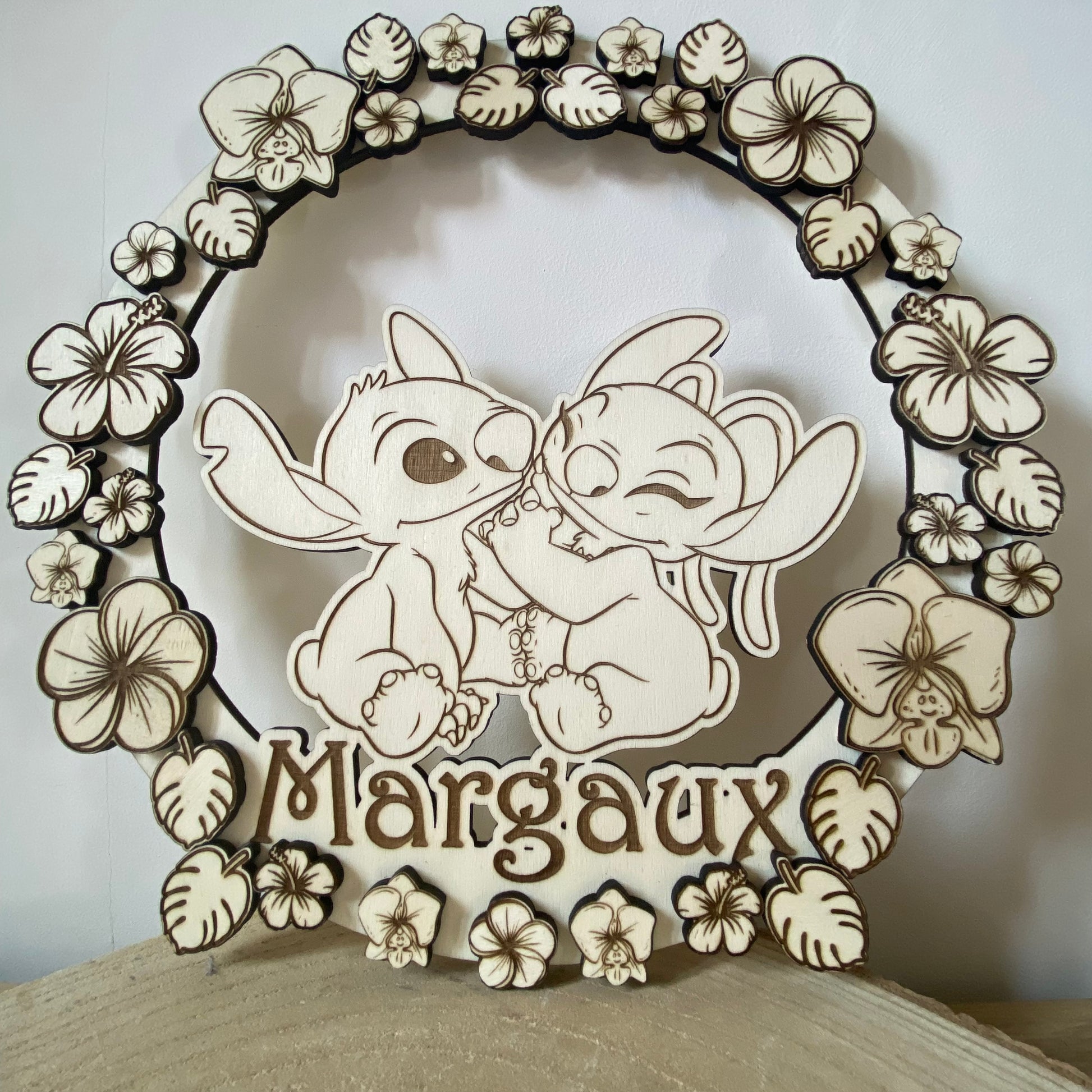 décoration murale en bois avec fleurs hawaïennes, Stitch et prénom enfant gravé