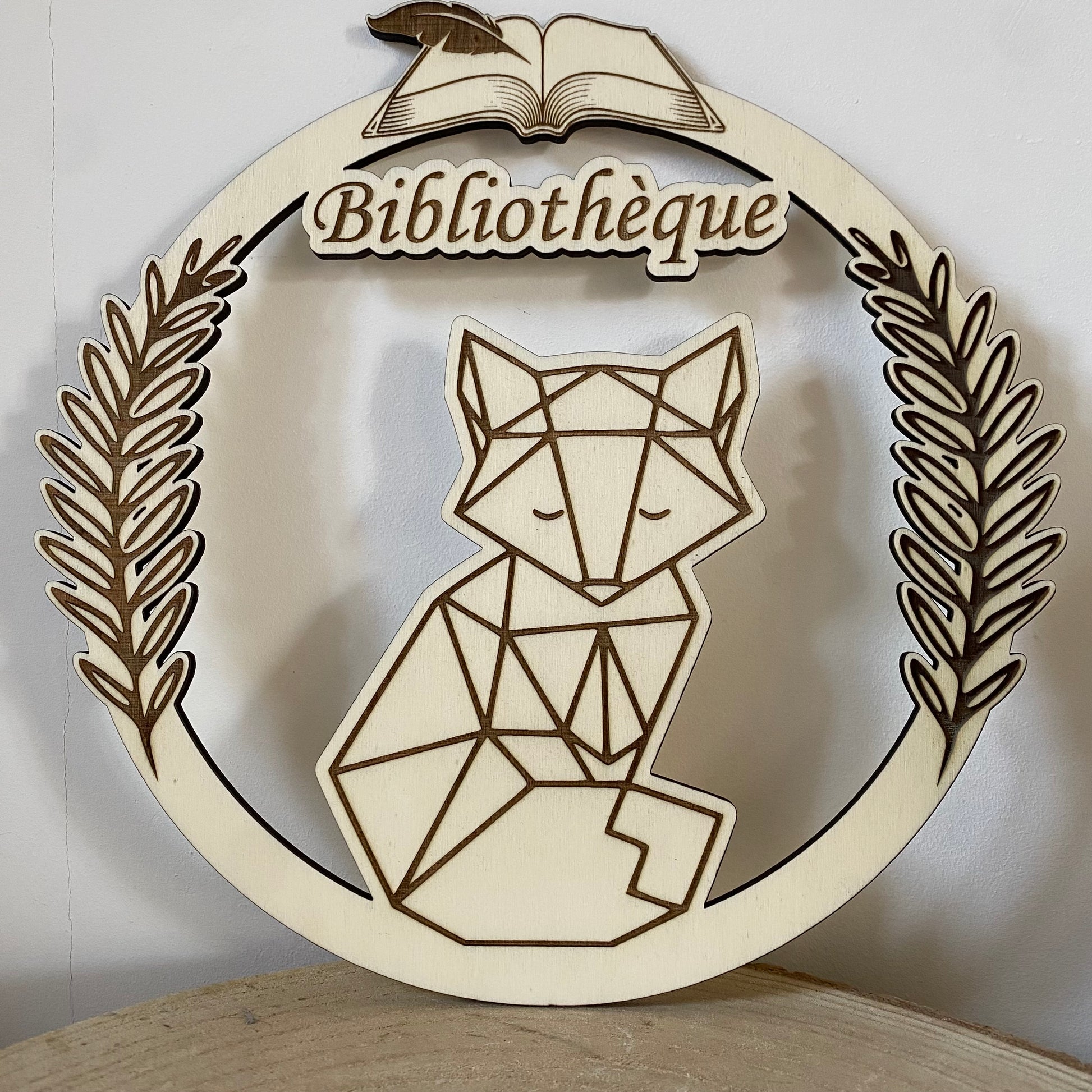 décoration murale en bois avec renard découpé et gravure "bibliothèque"