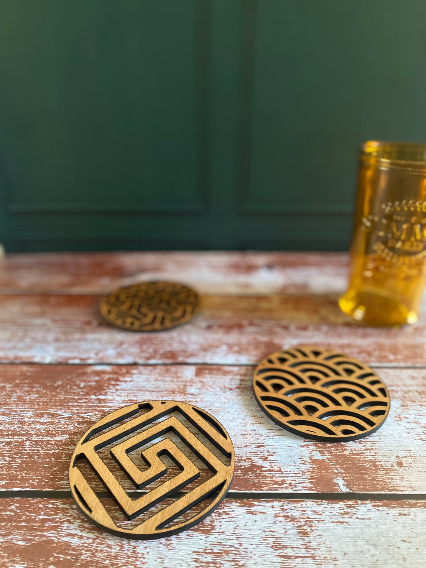 Sous-verres en Bois – Motifs Graphiques Modernes et Élégants | Grav’ & Vous