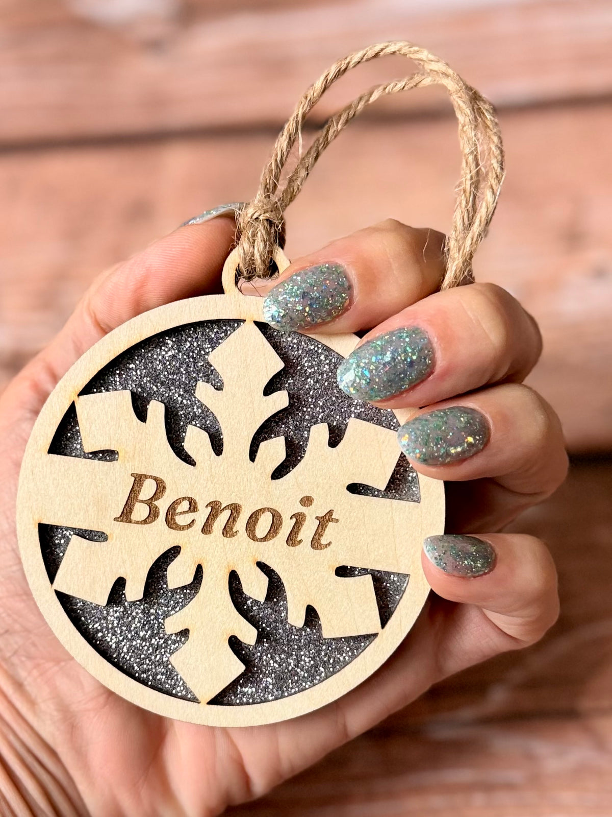 Boule de Noël personnalisée avec prénom en bois et pailleté | Grav' & Vous