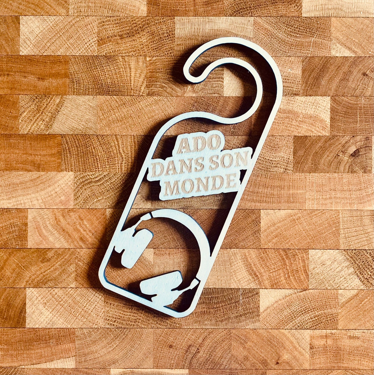 Plaque déco en bois gravé Ado dans son monde avec écouteurs