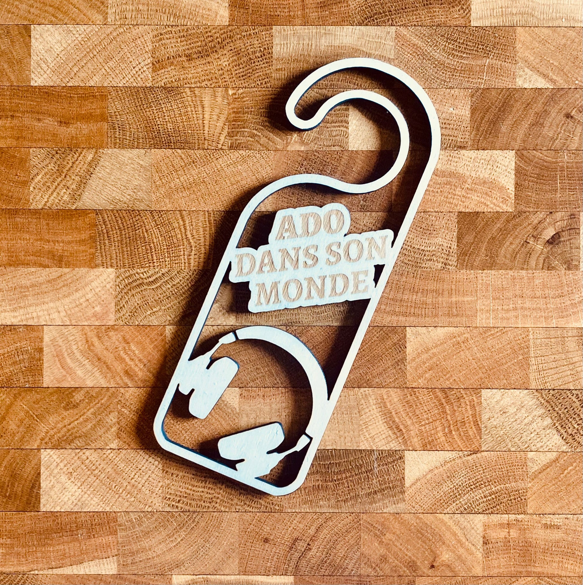 Plaque déco en bois gravé Ado dans son monde avec écouteurs