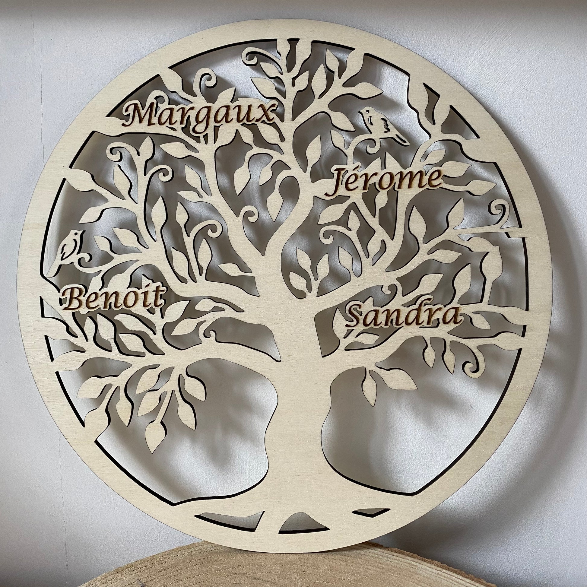 Arbre de Vie gravé en bois, pris de face sur fond blanc