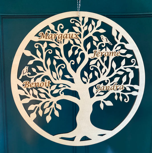 Arbre de Vie en bois gravé pris de face sur fond de porte bleue