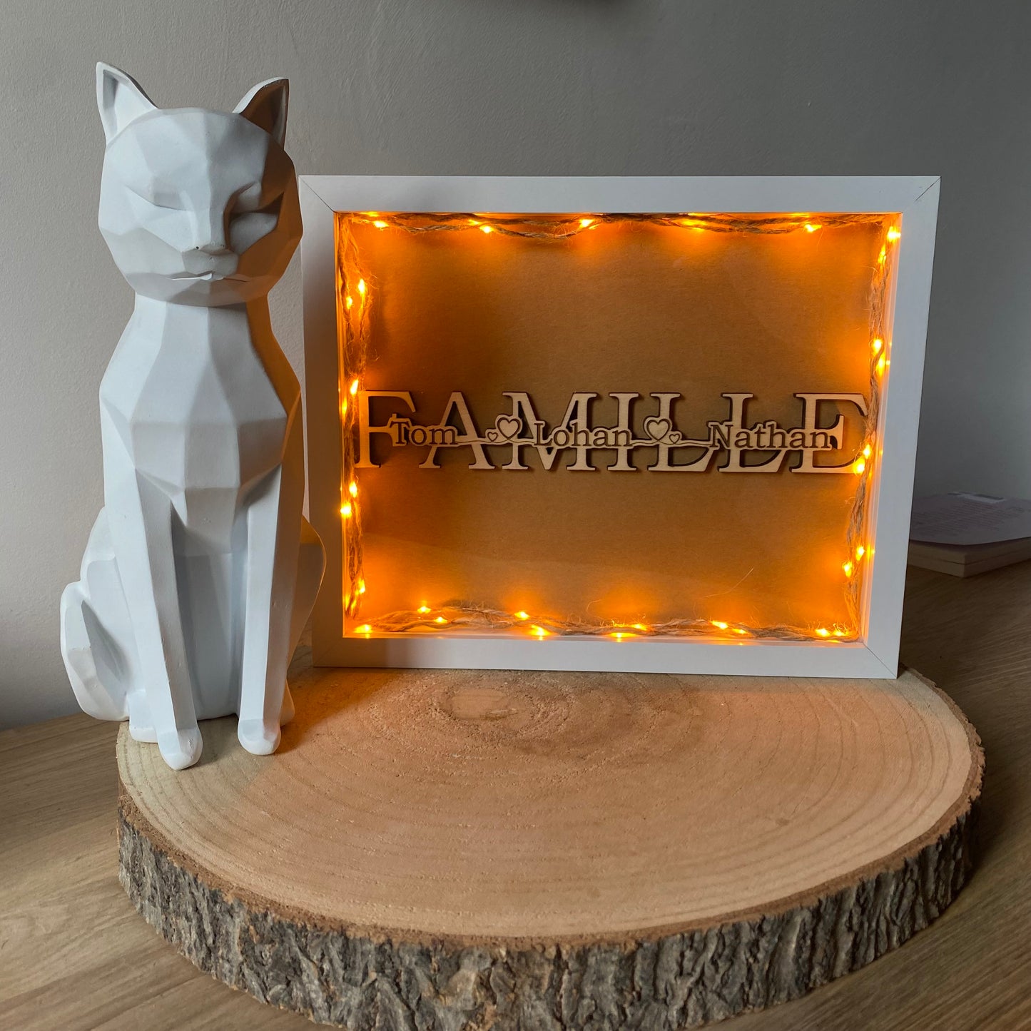 Cadre lumineux personnalisé "Famille" – Prénoms en bois | Format A4 | Grav' & Vous