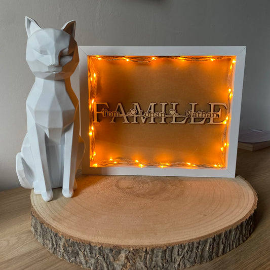 Cadre lumineux personnalisé "Famille" – Prénoms en bois | Format A4 | Grav' & Vous