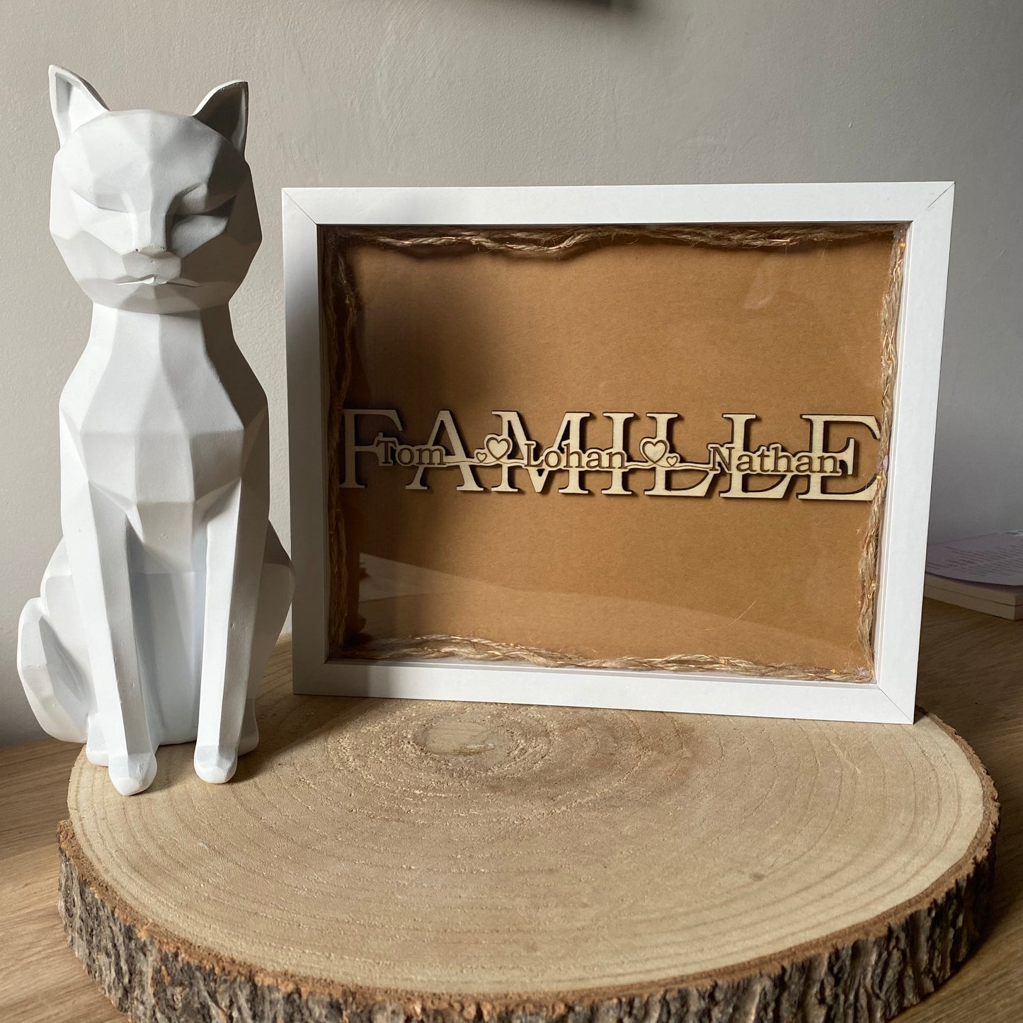 Cadre lumineux personnalisé "Famille" – Prénoms en bois | Format A4 | Grav' & Vous