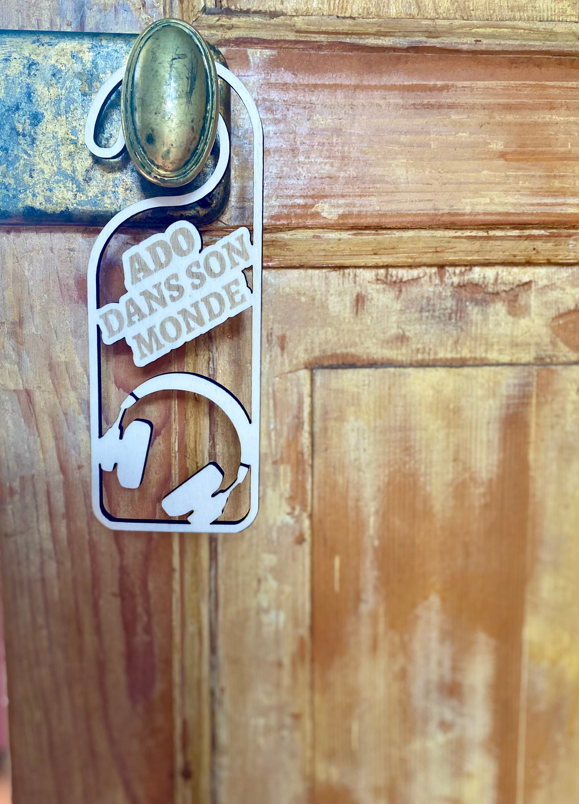 Pancarte de porte en bois Ado dans son monde pour chambre ado