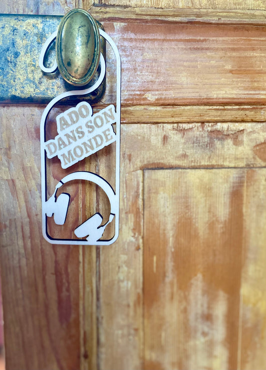 Pancarte de porte en bois Ado dans son monde pour chambre ado