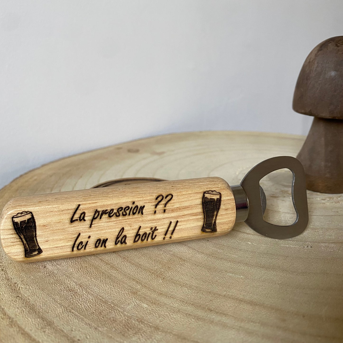 décapsuleur gravé bois avec message humoristique "la pression on la boit"