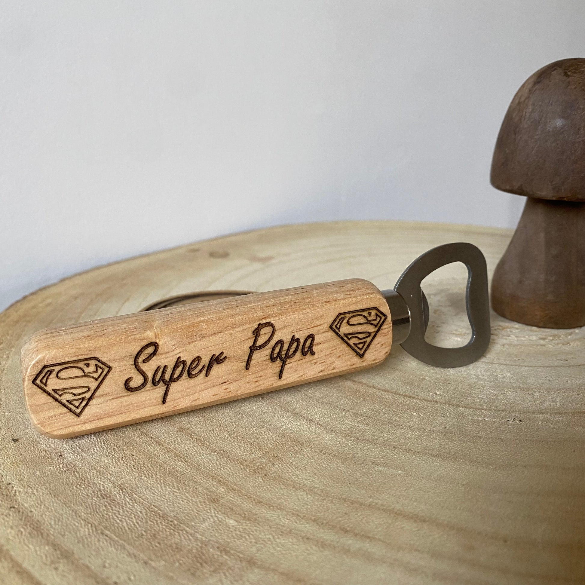 décapsuleur gravé bois avec message humoristique "super papa"