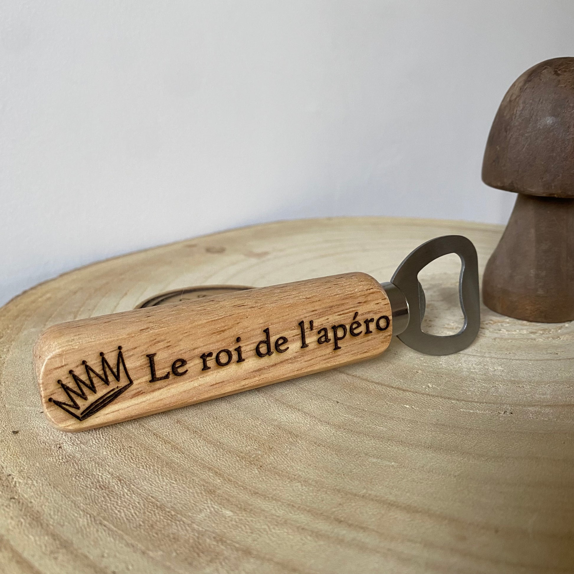 décapsuleur gravé bois avec message humoristique "le roi de l'apéro"