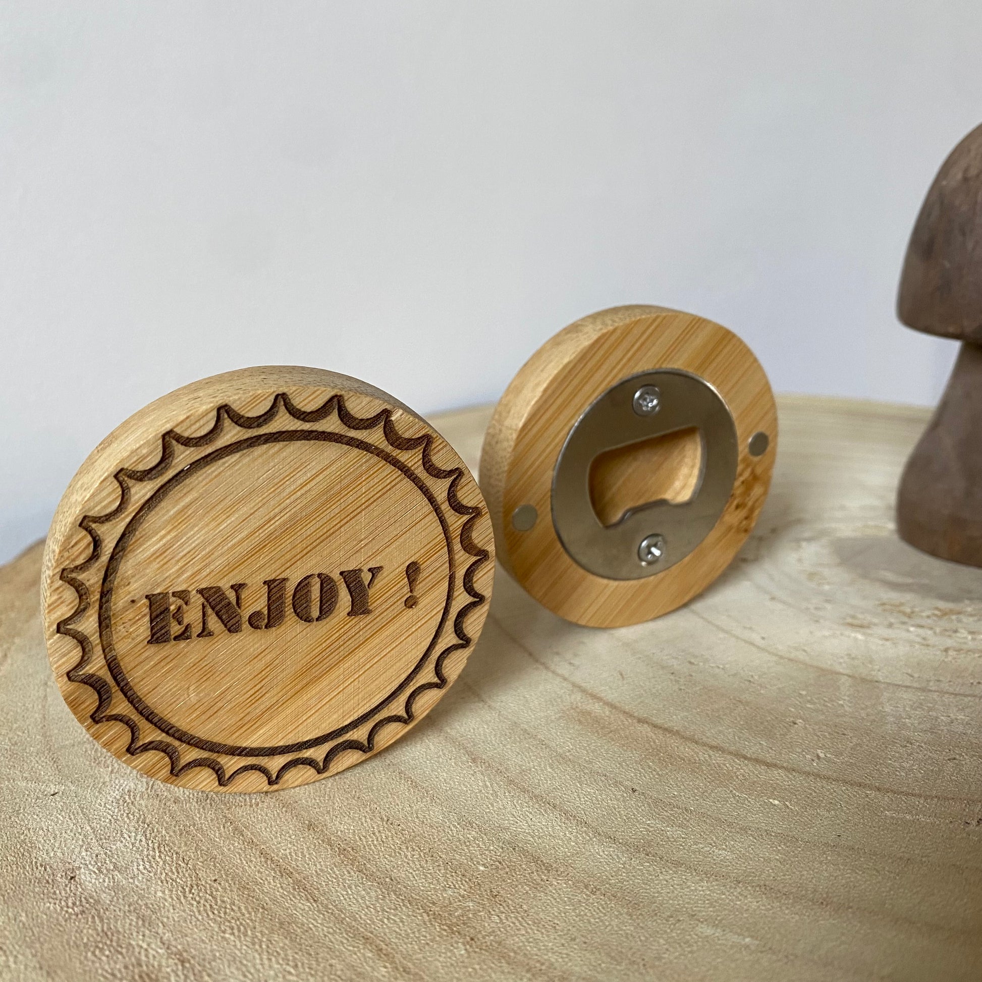 décapsuleur bambou gravé "Enjoy", autre face décapsulante visible