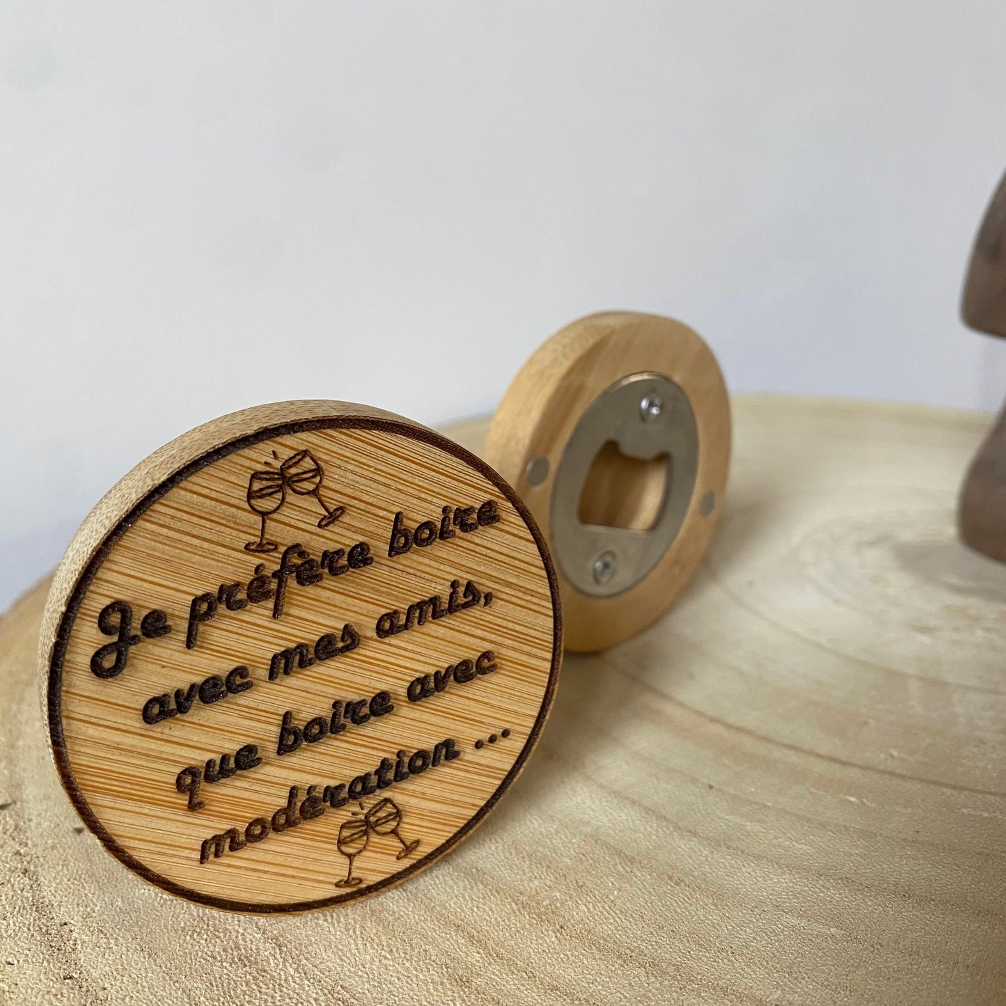 décapsuleur bambou gravé "je préfère", autre face décapsulant visible