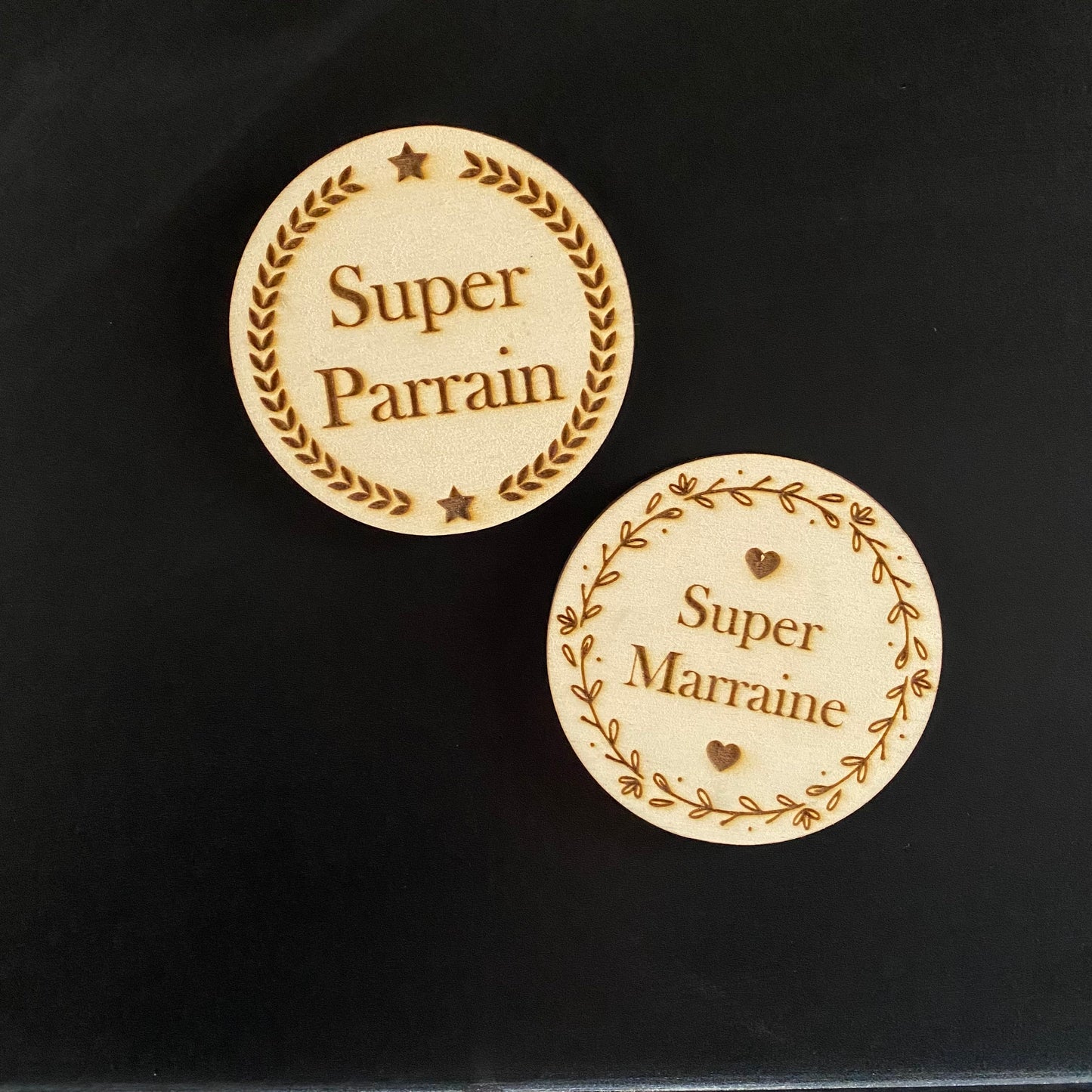 magnet rond en bois gravé avec texte "parrain" et "marraine"