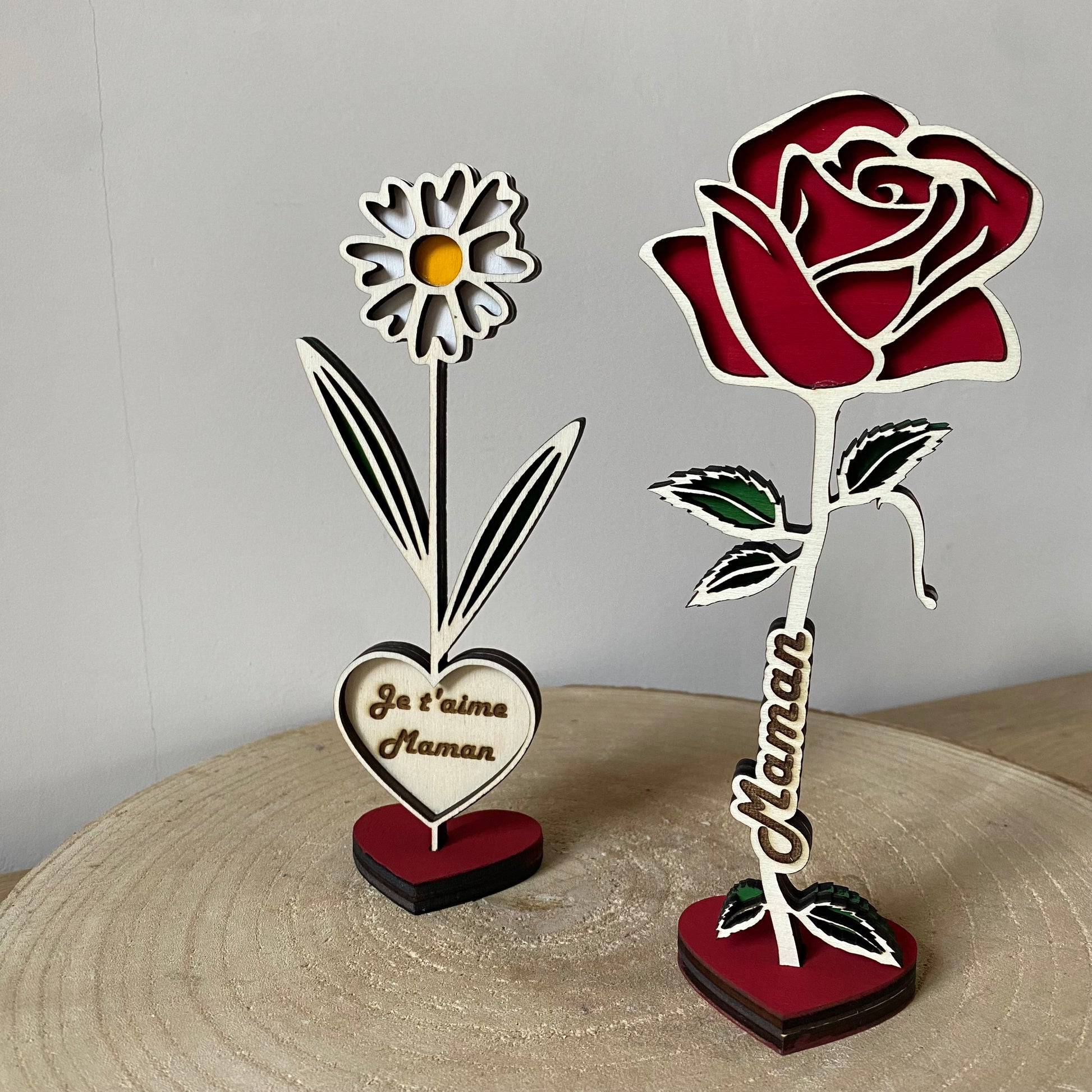 ensemble de fleurs en bois : marguerite et rose avec socle cœur, personnalisation disponible