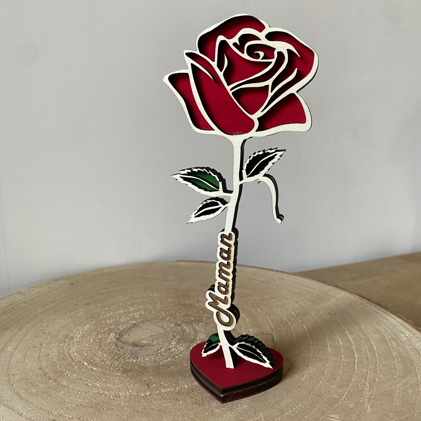 rose en bois rouge avec prénom gravé, sur socle en cœur