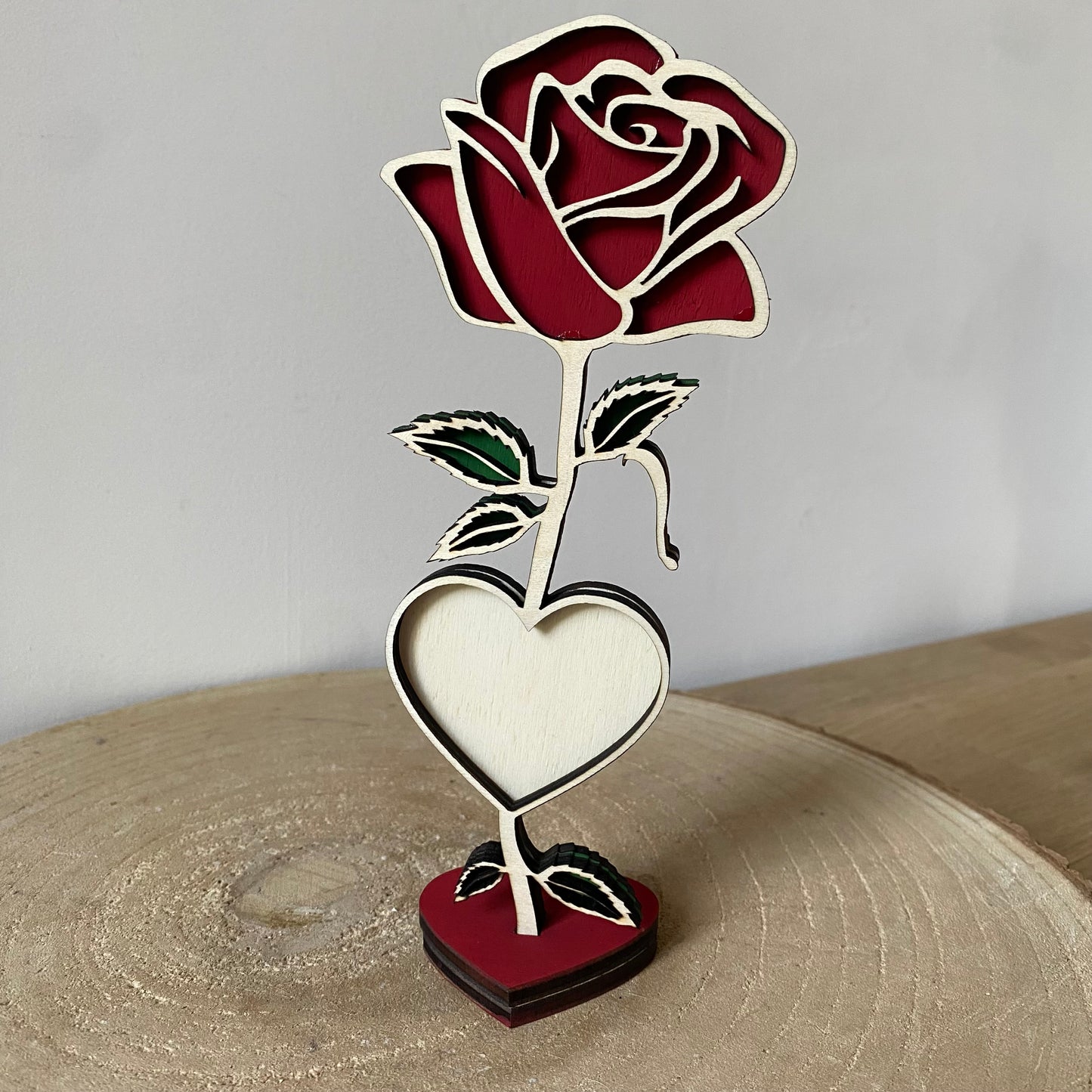 rose en bois rouge sur socle en forme de cœur, décoration personnalisée