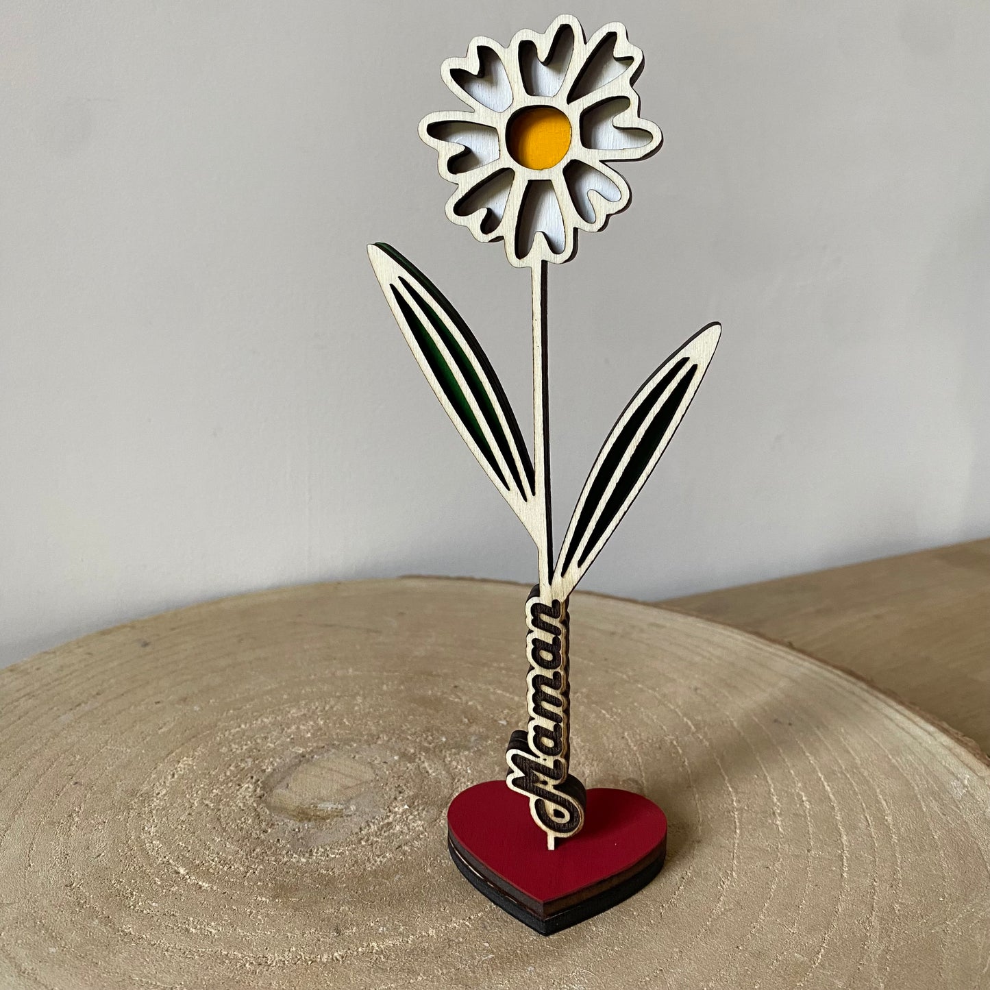 fleur en bois marguerite avec prénom gravé, sur socle en cœur