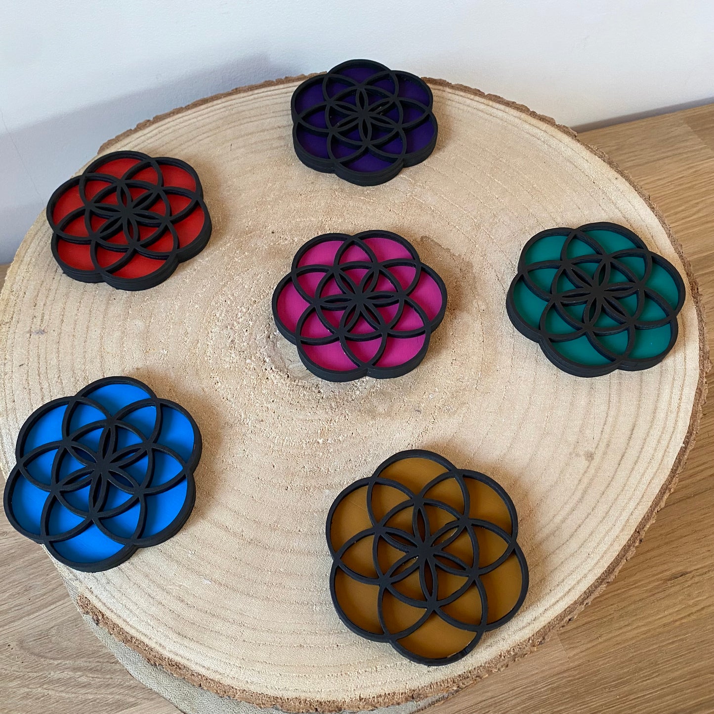 ensemble de 6 dessous de verre en bois colorés, vue d'en haut