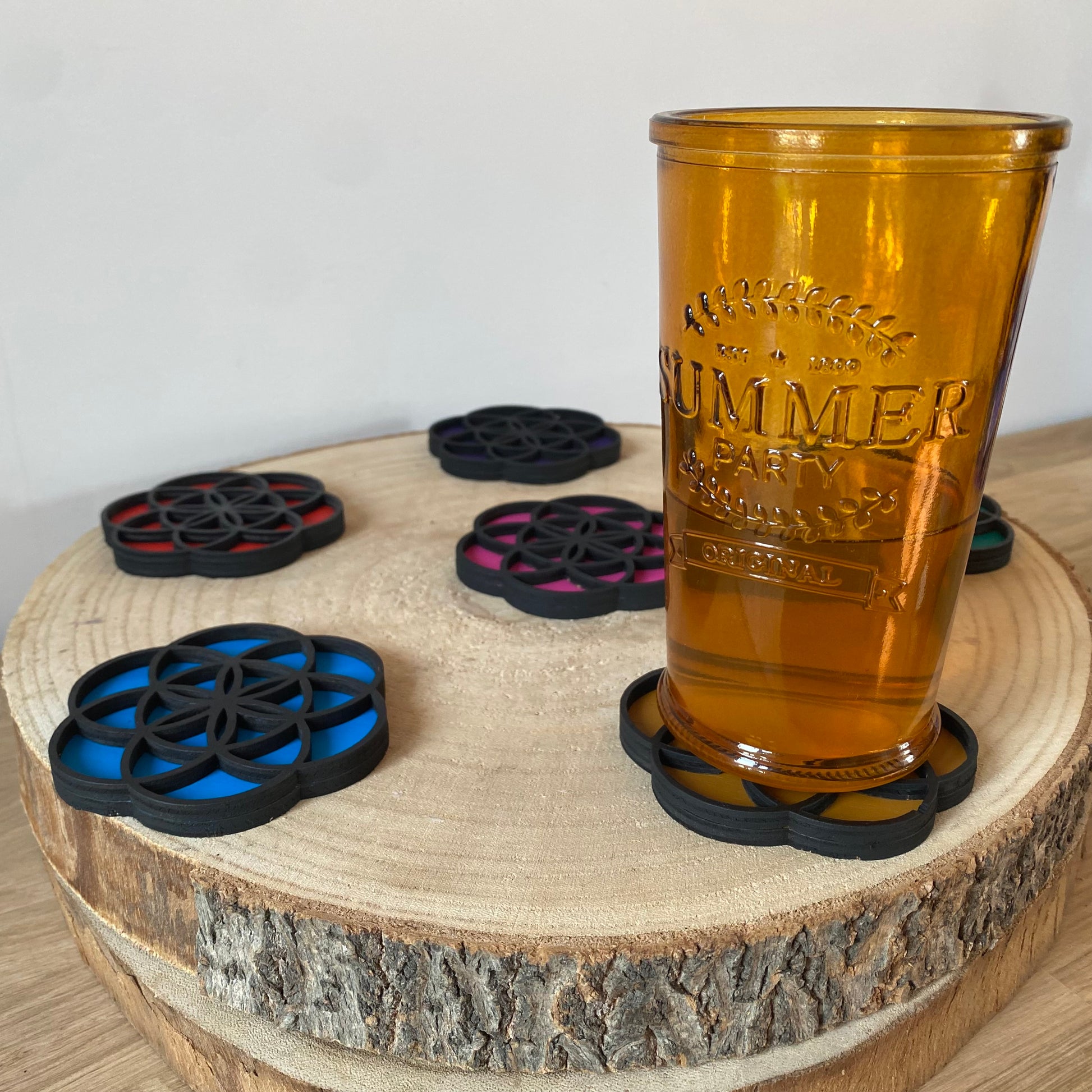 dessous de verre en bois peint avec verre posé dessus