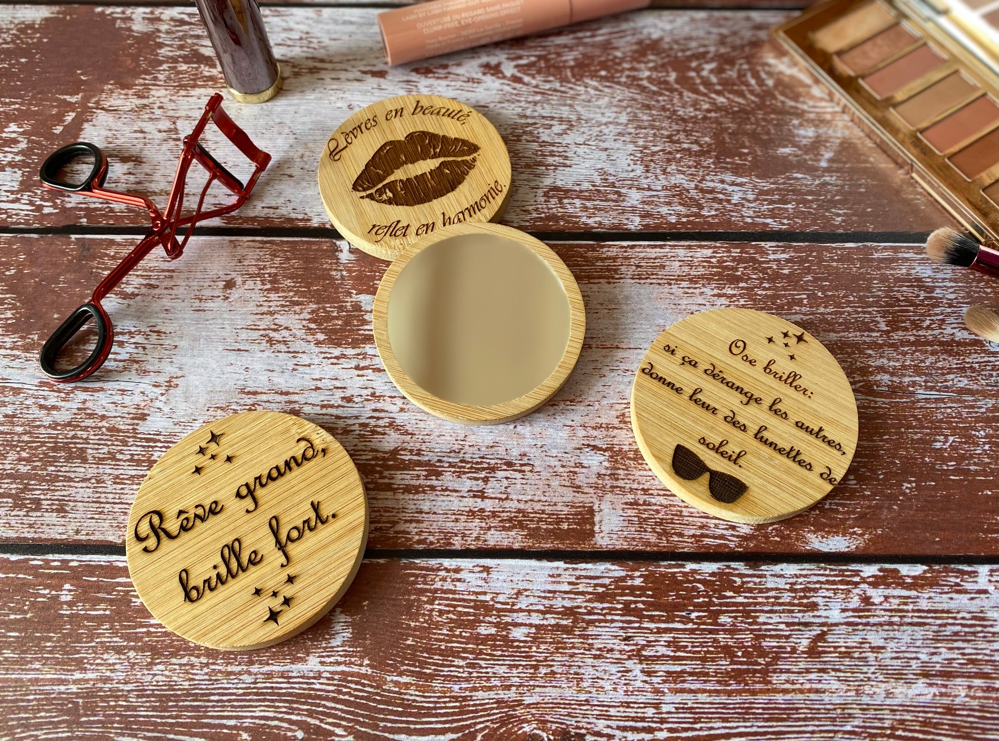 trois miroirs de poche en bambou personnalisés avec maquillage