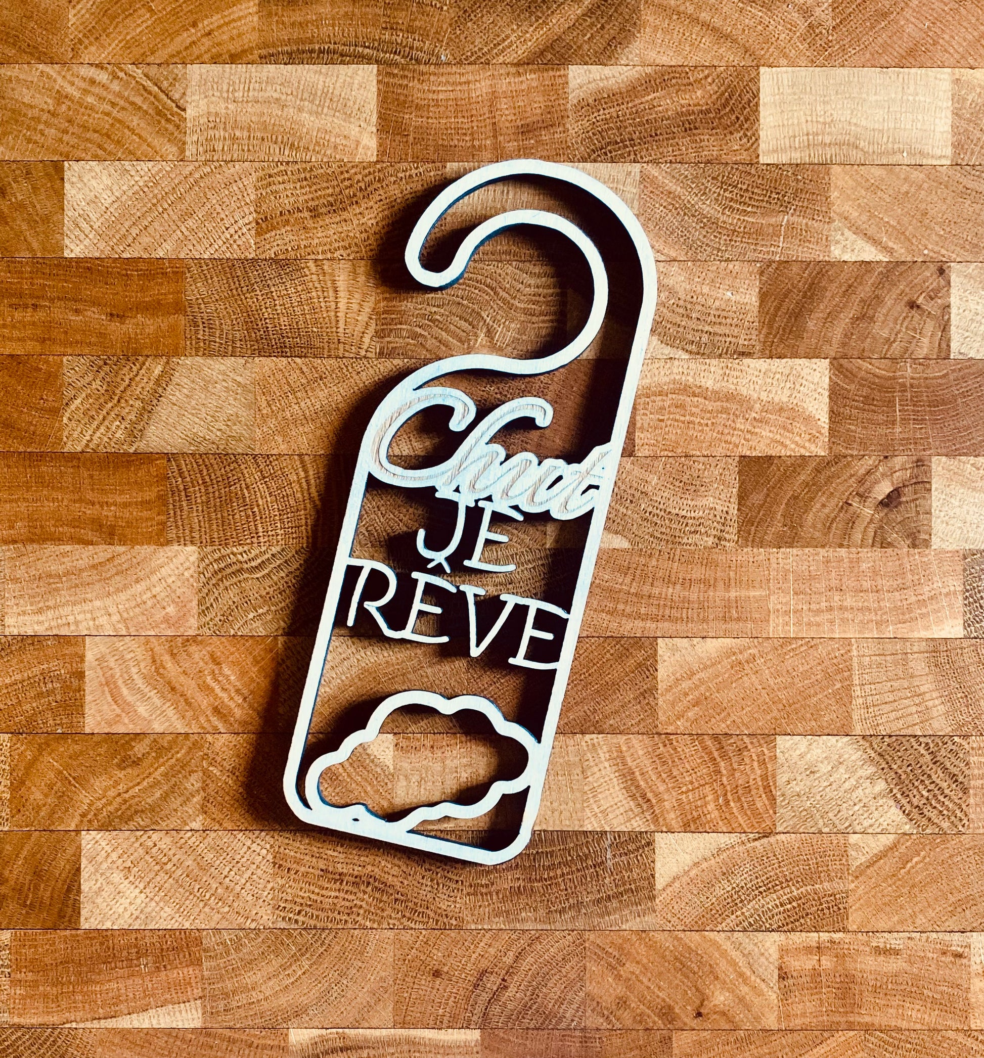 Plaque décorative bois gravé Chut je rêve à suspendre
