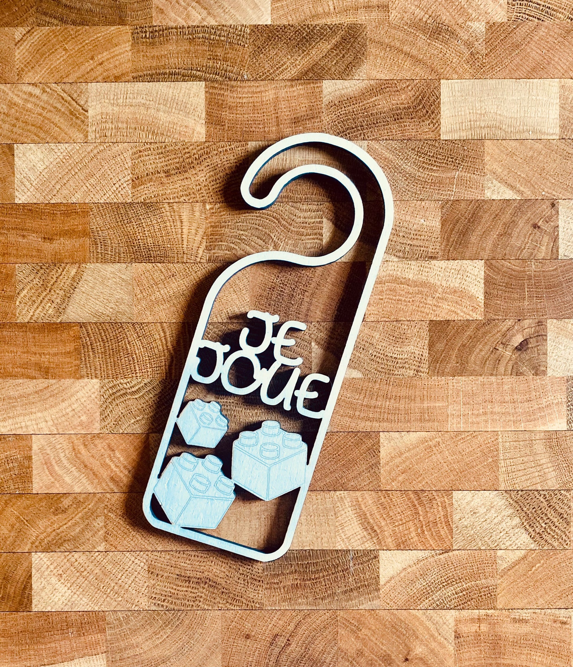 Plaque décorative en bois gravé Je joue pour poignée de porte