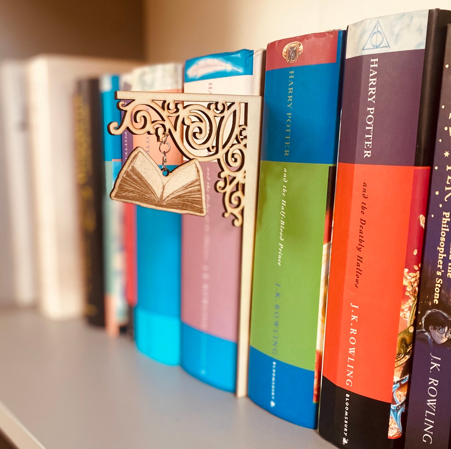 Séparateur décoratif en pour bibliothèque | Style féérique et gothique | Grav' & Vous