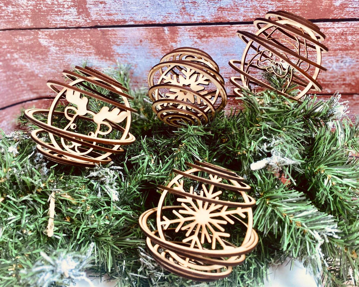 NOËL | Lot de 4 Boules de Noël Spirales en Bois – Flocon, Renne, Père Noël & Sucre d’Orge