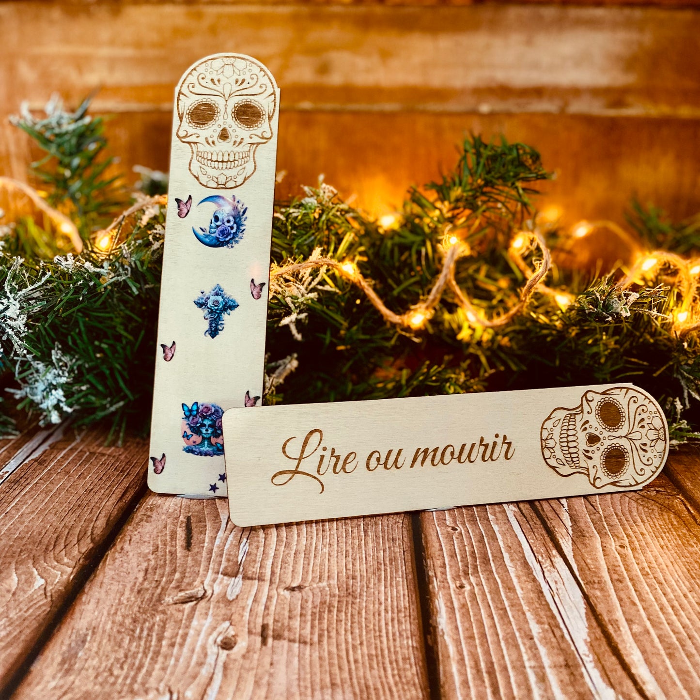 Marque-Page en Bois – Stickers Día de los Muertos & Gravure “Lire ou mourir”
