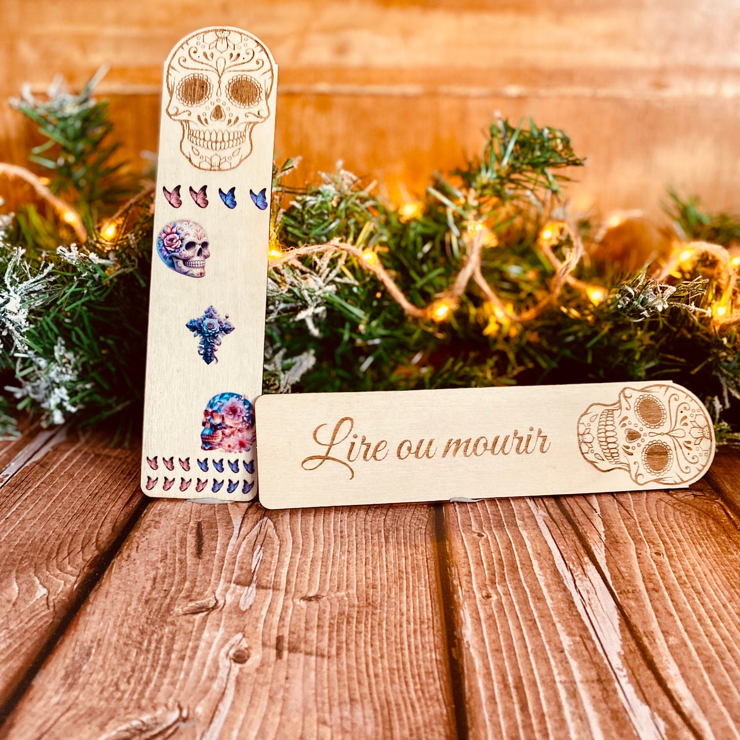Marque-Page en Bois – Stickers Día de los Muertos & Gravure “Lire ou mourir”