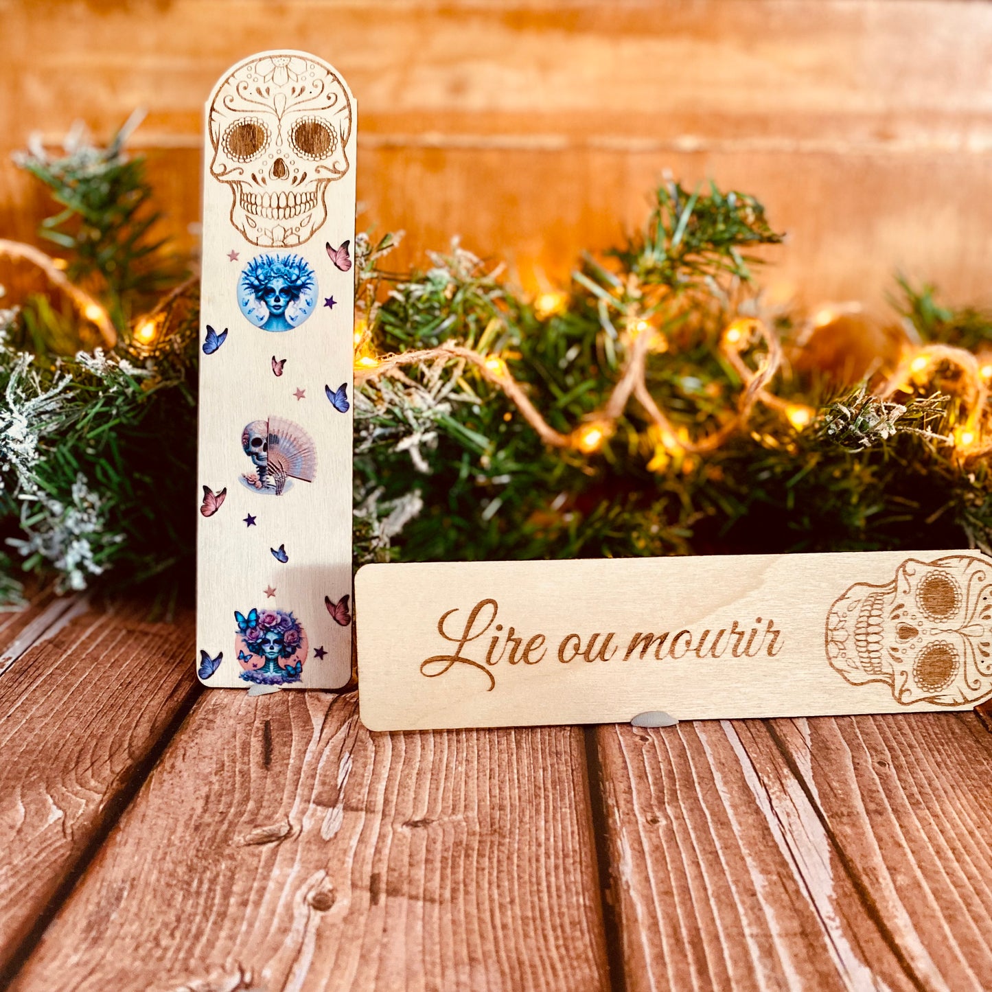 Marque-Page en Bois – Stickers Día de los Muertos & Gravure “Lire ou mourir”