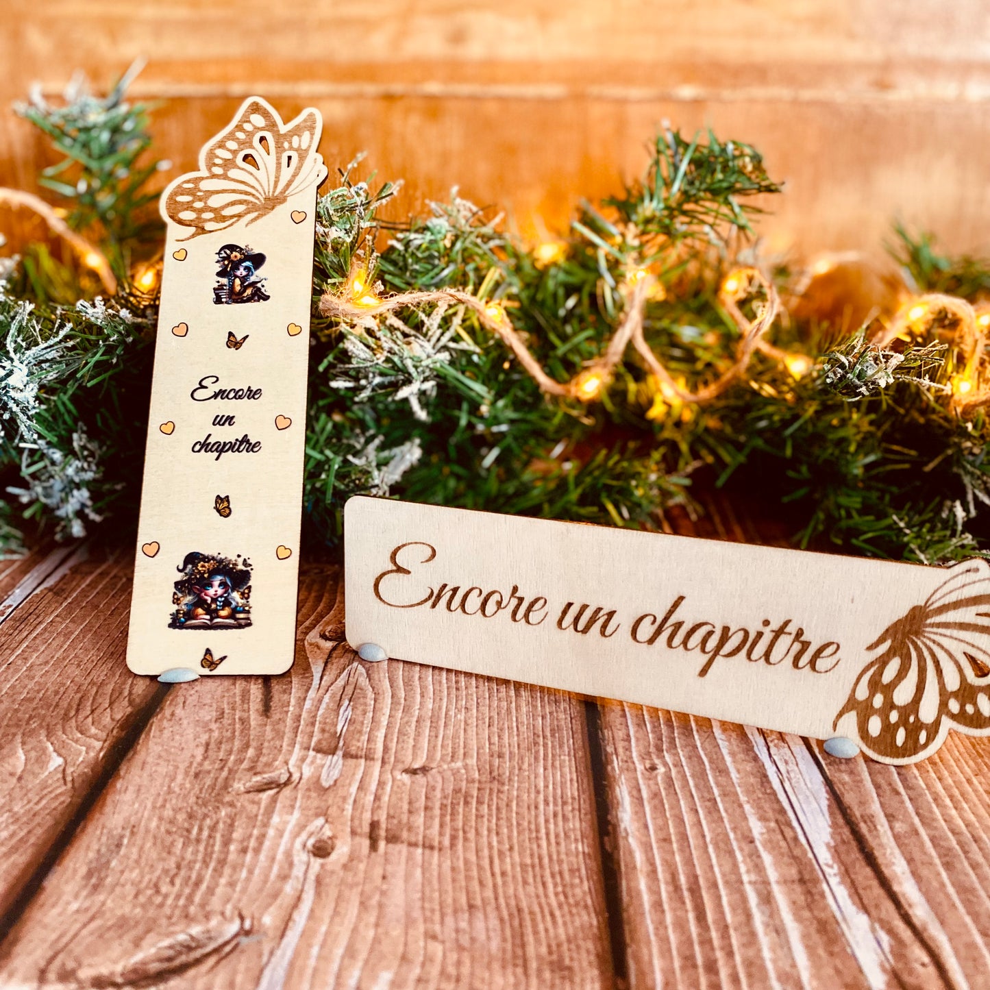 Marque-Page en Bois – Gravure & Stickers “Encore un chapitre”