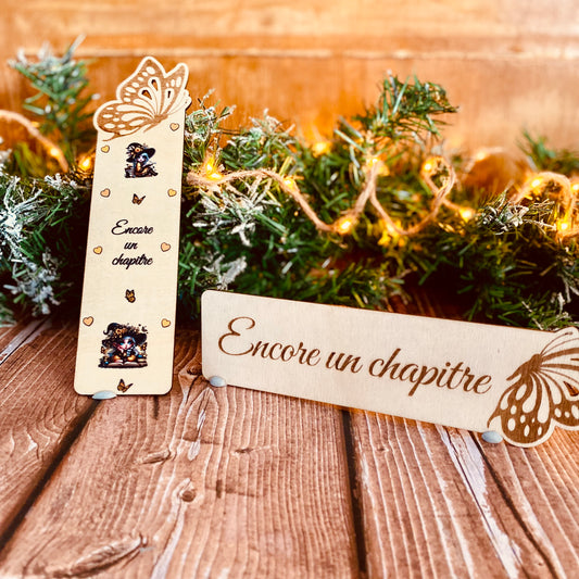 Marque-Page en Bois – Gravure & Stickers “Encore un chapitre”