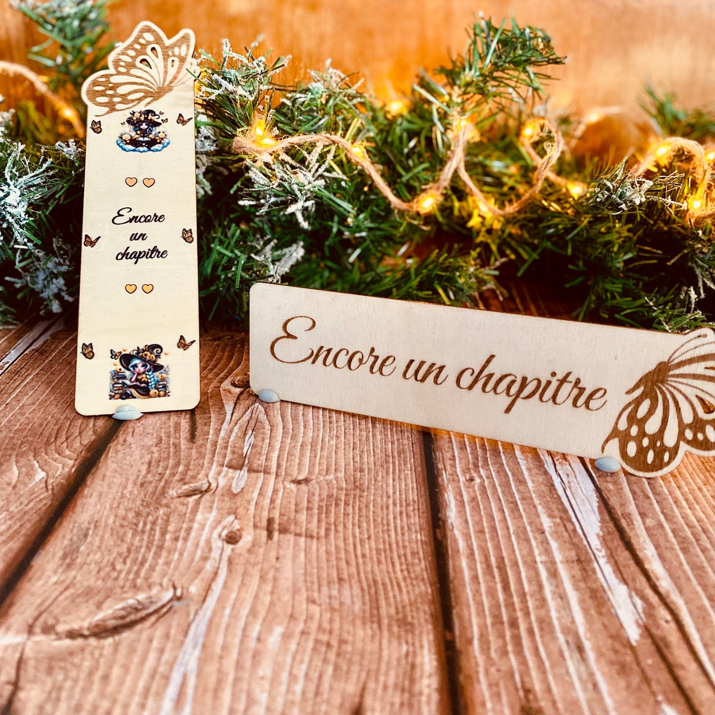 Marque-Page en Bois – Gravure & Stickers “Encore un chapitre”