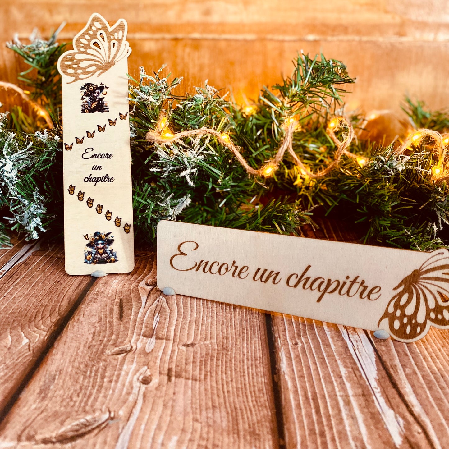 Marque-Page en Bois – Gravure & Stickers “Encore un chapitre”